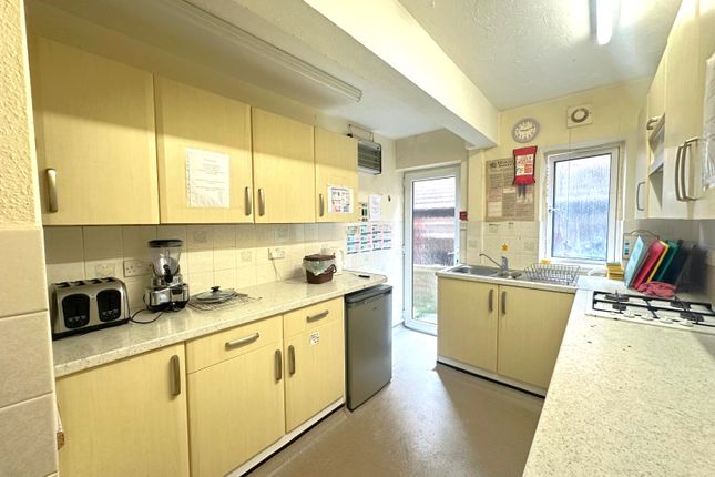Room 1a Braunton House, 23, Grove Avenue, Yeovil photo 3