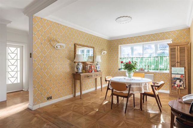 38, Roehampton Close, London photo 4