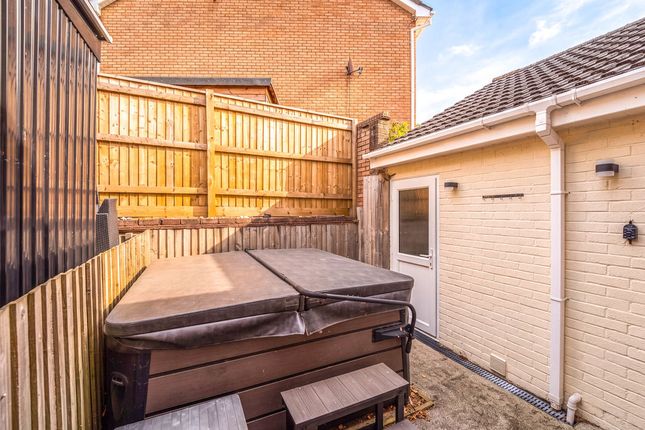 2, Frobisher Close, Weston-Super-Mare photo 4