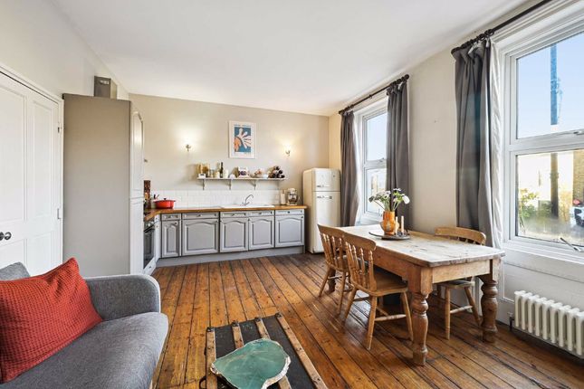 Thumbnail Flat to rent in Castelnau, London
