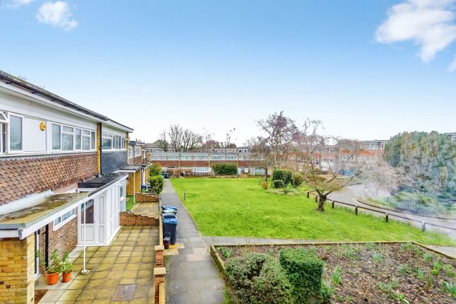 10, Bracewood Gardens, Croydon photo 3