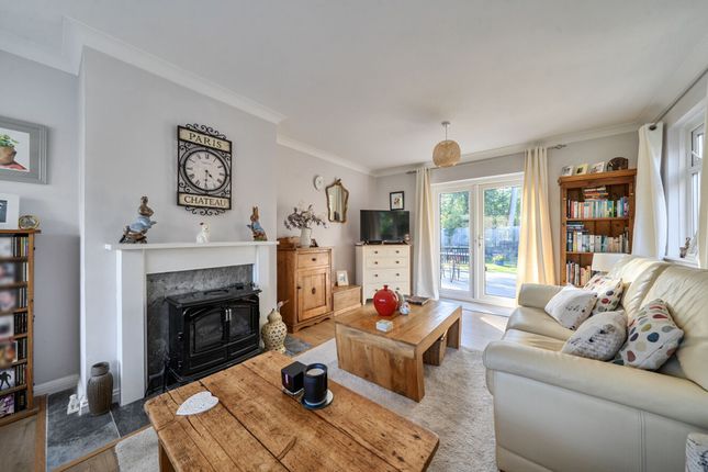 37 Thornden, Horsham photo 2