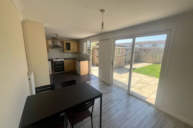 Room 2, 60 Thornton Place, Horley photo 4
