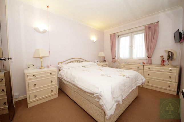 Flat 50 Woodmere Court, 7 Avenue Road, London photo 4