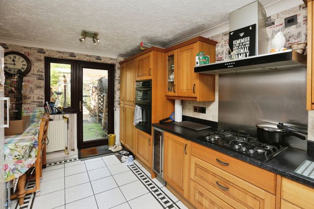 30, Lydiard Close, Hampshire photo 2