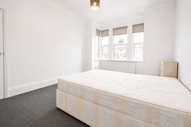 F.1.8, Latymer Road, London photo 5
