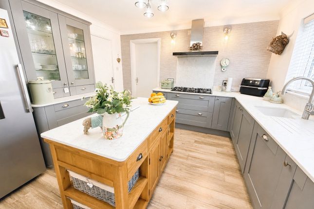 10, Lisko Close, Brierley Hill photo 2