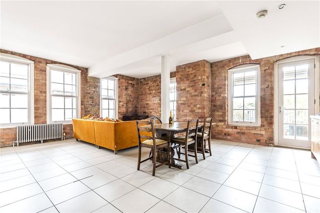 Thumbnail Flat for sale in Green Walk, London