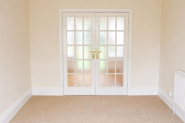 16 Leafield Close, Leeds photo 4