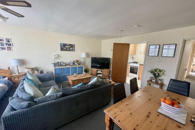 8, Holmleigh Parade, Tuffley photo 3
