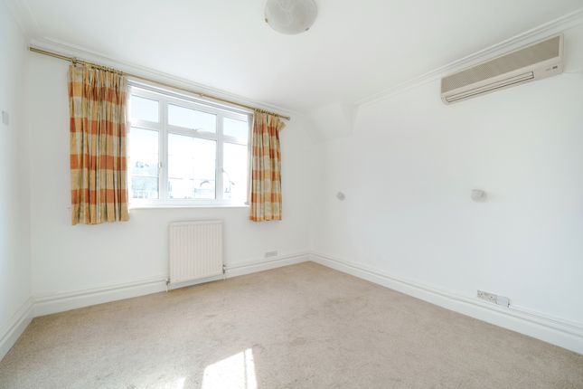Flat to rent in Hodford Road, London