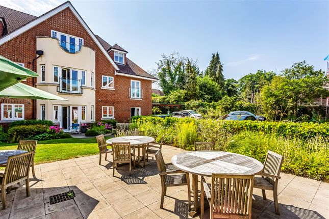 25 Harroway Manor, Cobham Road, Fetcham photo 2