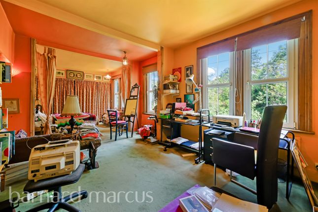 10, Lodge Avenue, London photo 2