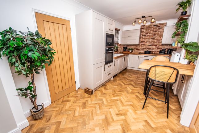 Stunning Kitchen With Breakfast Bar