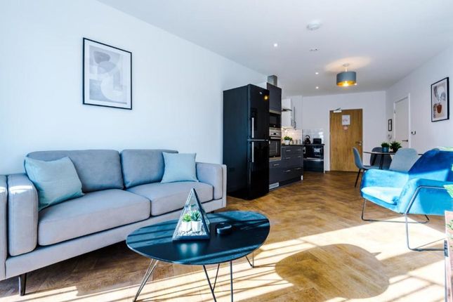 Flat to rent in Oldham Road, Manchester