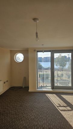 Flat 33 Hill house, Defence Close, London photo 4