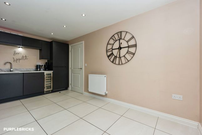 18, Rook Close, Dukinfield photo 3