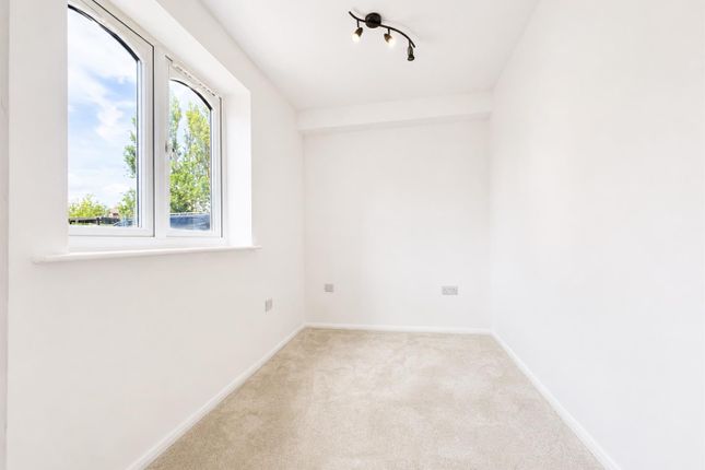 Guernsey House, 13, Pioneer Way, Watford photo 4
