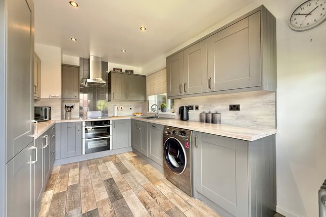 6 West Close, Normanton photo 2