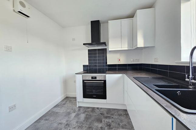 Flat 5, London photo 4