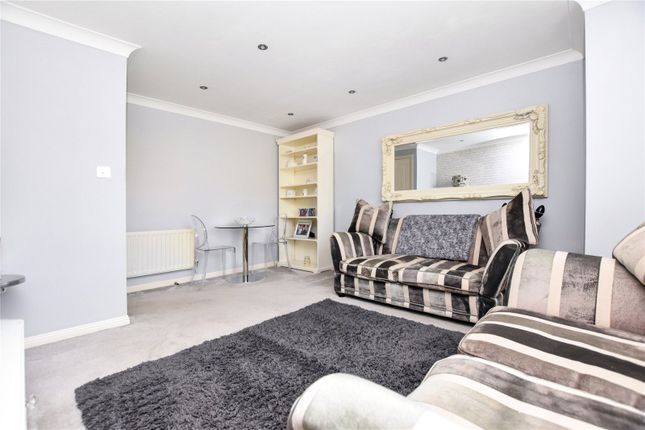 31, Turnberry Gardens, Wakefield photo 3