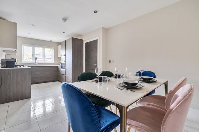 16, Elmore Drive, Harrow photo 4