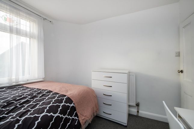 Room D, FERNHILL STREET  E16, LONDON photo 4