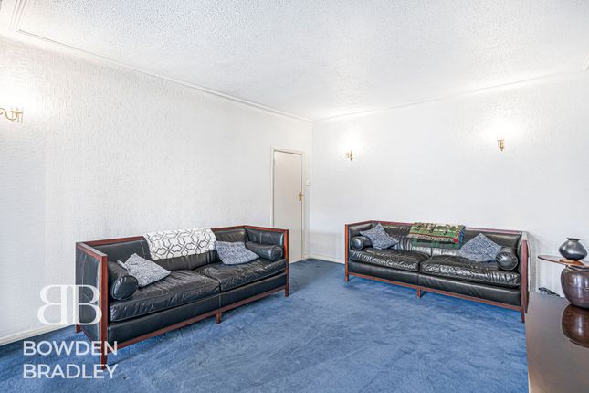 67 Queenborough Gardens, Ilford photo 3