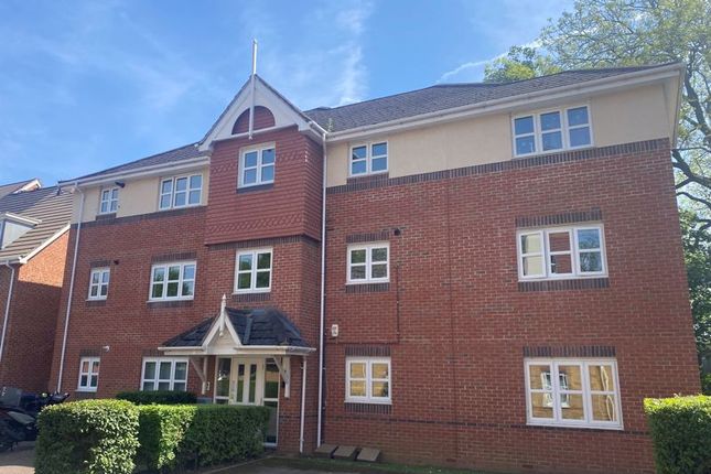 Flat to rent in Dreadnought Close, Colliers Wood, London