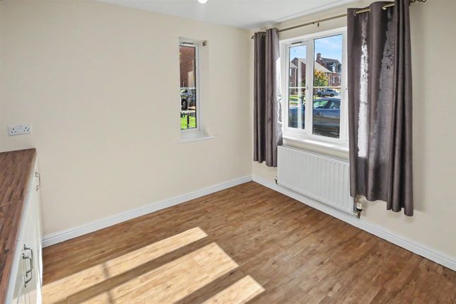 Lapwing Close, Corby photo 3