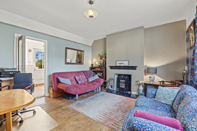 27, Hesperus Crescent Isle of Dogs, London photo 2