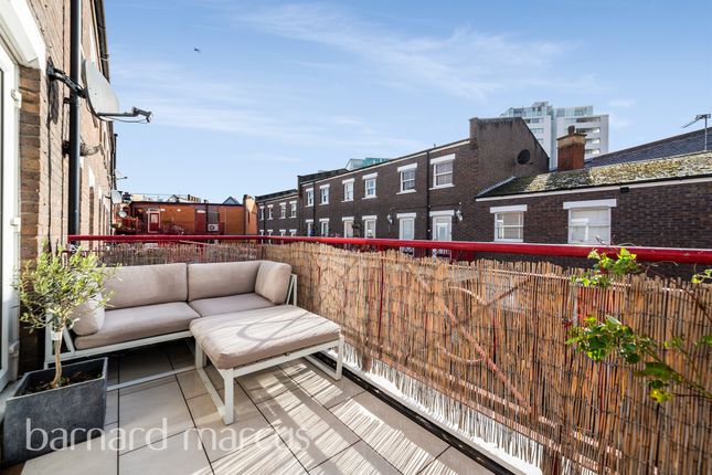 Town house for sale in Downbury Mews, London