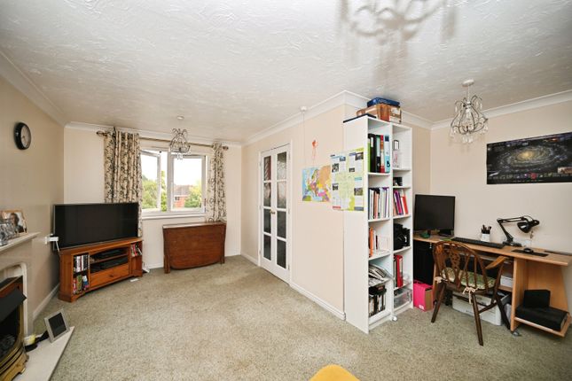 42, Ross Court, Rugby photo 4