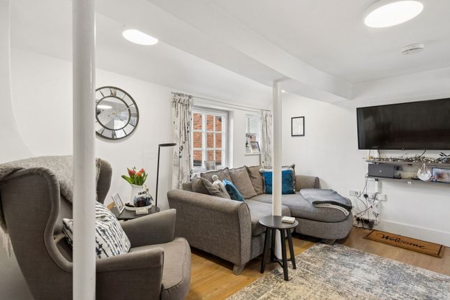 72,Flat 2, High Street, Rickmansworth photo 2