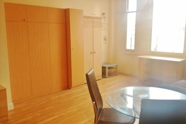 Studio flat on 14 Essex House, Temple Street, Birmingham, £795/mo
