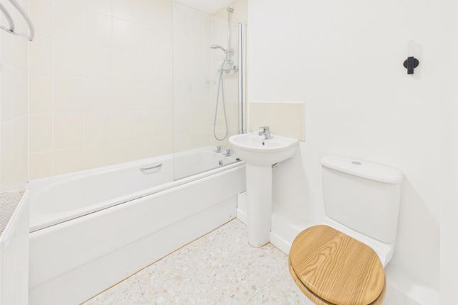 Flat 10, 66, Longhorn Avenue, Gloucester photo 4