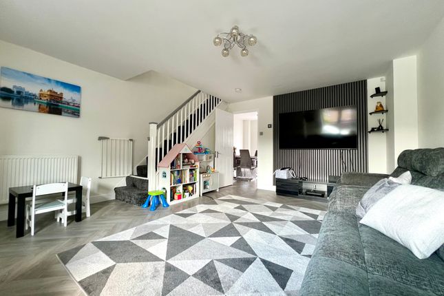 20, Hunters Way, Slough photo 3