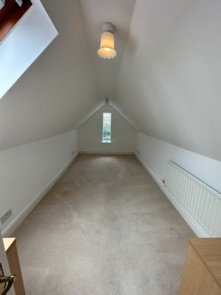 Flat to rent in Vicarage Road, Staines-Upon-Thames, Surrey