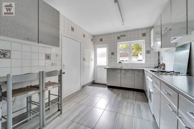 20, Sutton Dene, Hounslow photo 3