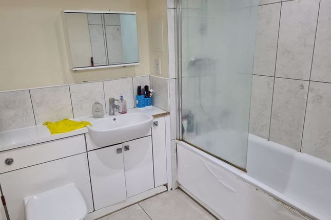 Flat for sale in Salisbury Road, Southall, Middlesex