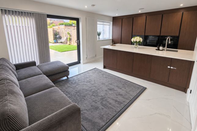 29 Luxembourg Close, Luton, Bedfordshire photo 3