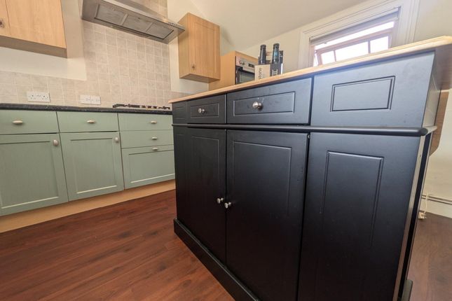Upper Flat, 8, Birkheads Road, Reigate photo 3