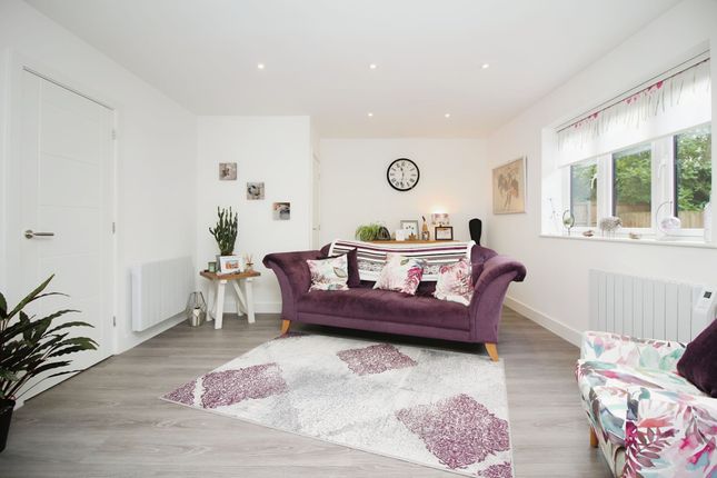 2h Kingfisher Apts Barry Close, Kirby Muxloe, Leicester photo 4