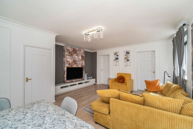 2B, West Mead, Ruislip photo 2