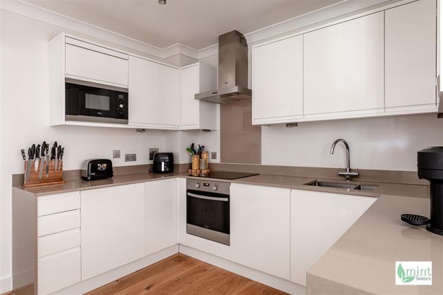 Flat 6, Globe House, Lavender Park Road, West Byfleet photo 4