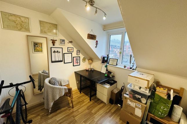 Flat for sale in Springwood Crescent, Edgware