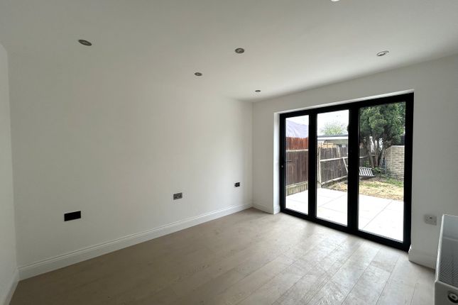 51, Thames Avenue, Greenford photo 4