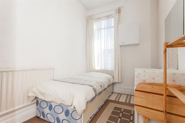 Bloemfontein Road, London photo 4