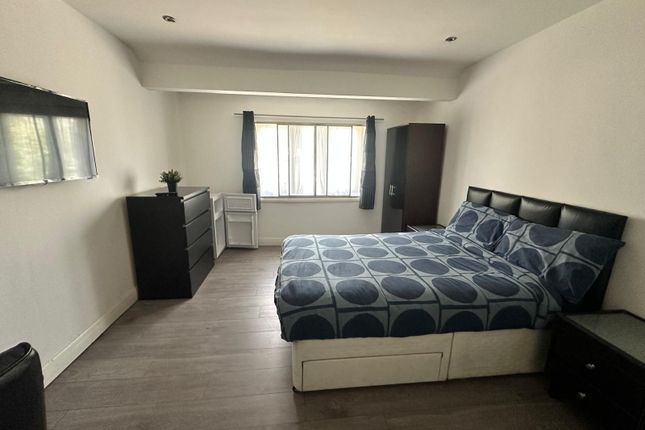 Room 1, 31 Leaver Gardens, Greenford photo 3