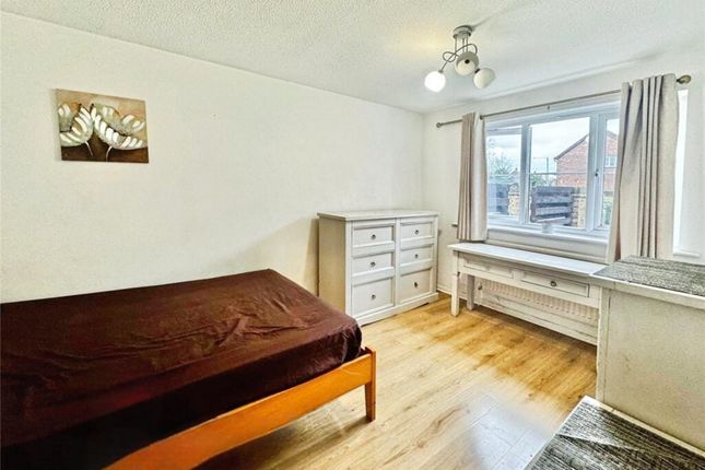 81, Falcon Close, Dartford photo 5